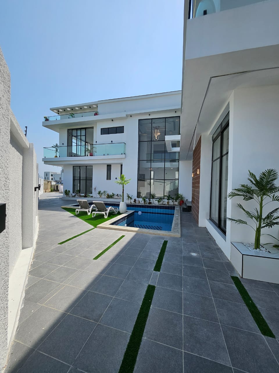 5 BEDROOM FULLY DETACHED DUPLEX NEAR CHEVRON.