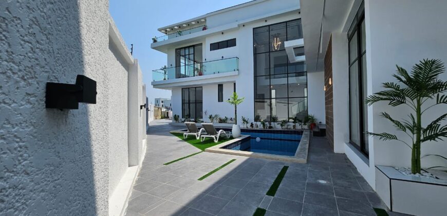 5 BEDROOM FULLY DETACHED DUPLEX NEAR CHEVRON.